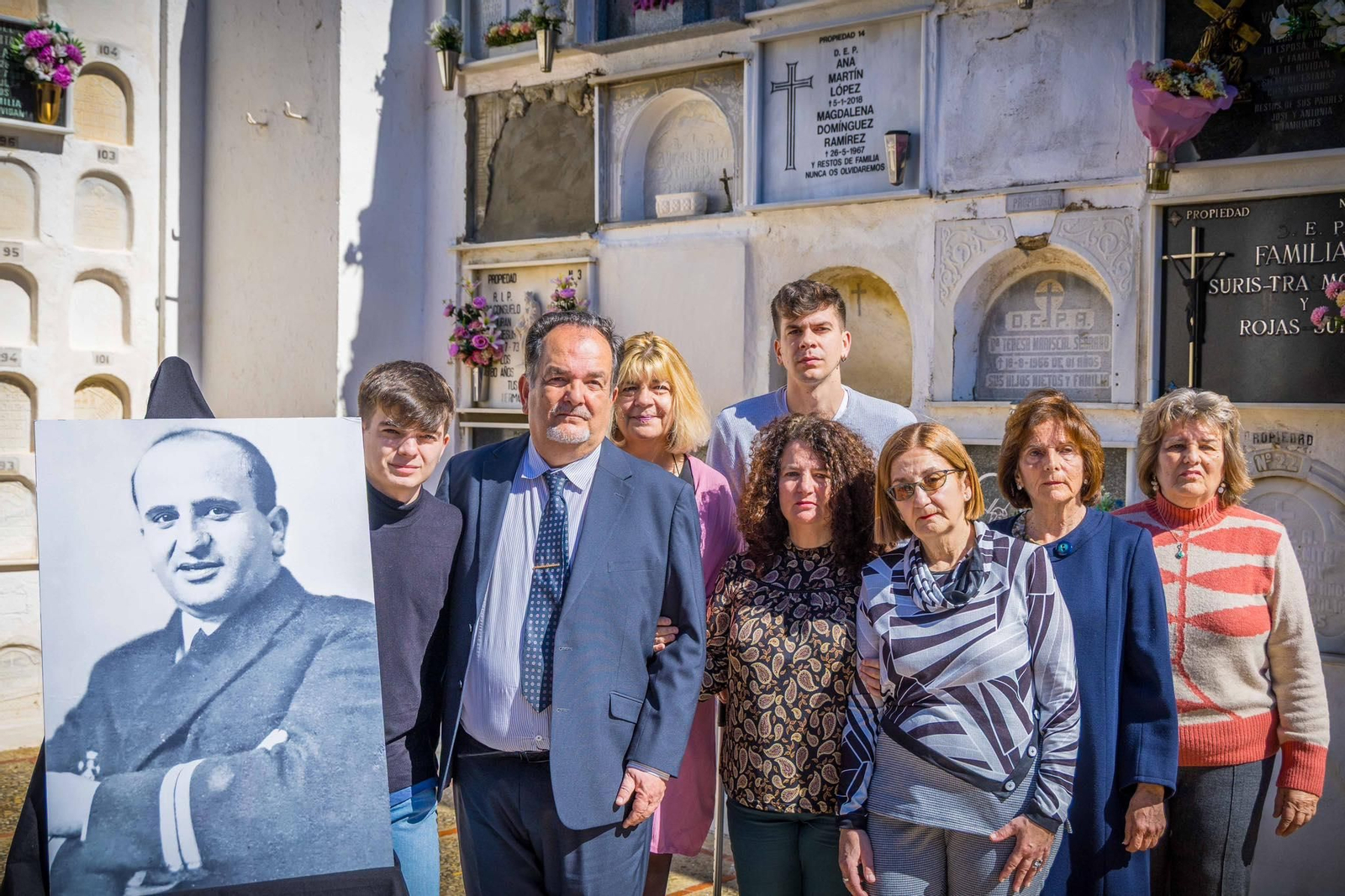 Familiares del capitán de corbeta Francisco Javier Biondi Onrubia, cuyos restos mortales fueron entregados por el Ayuntamiento de San Fernando a sus familiares tras ser identificados