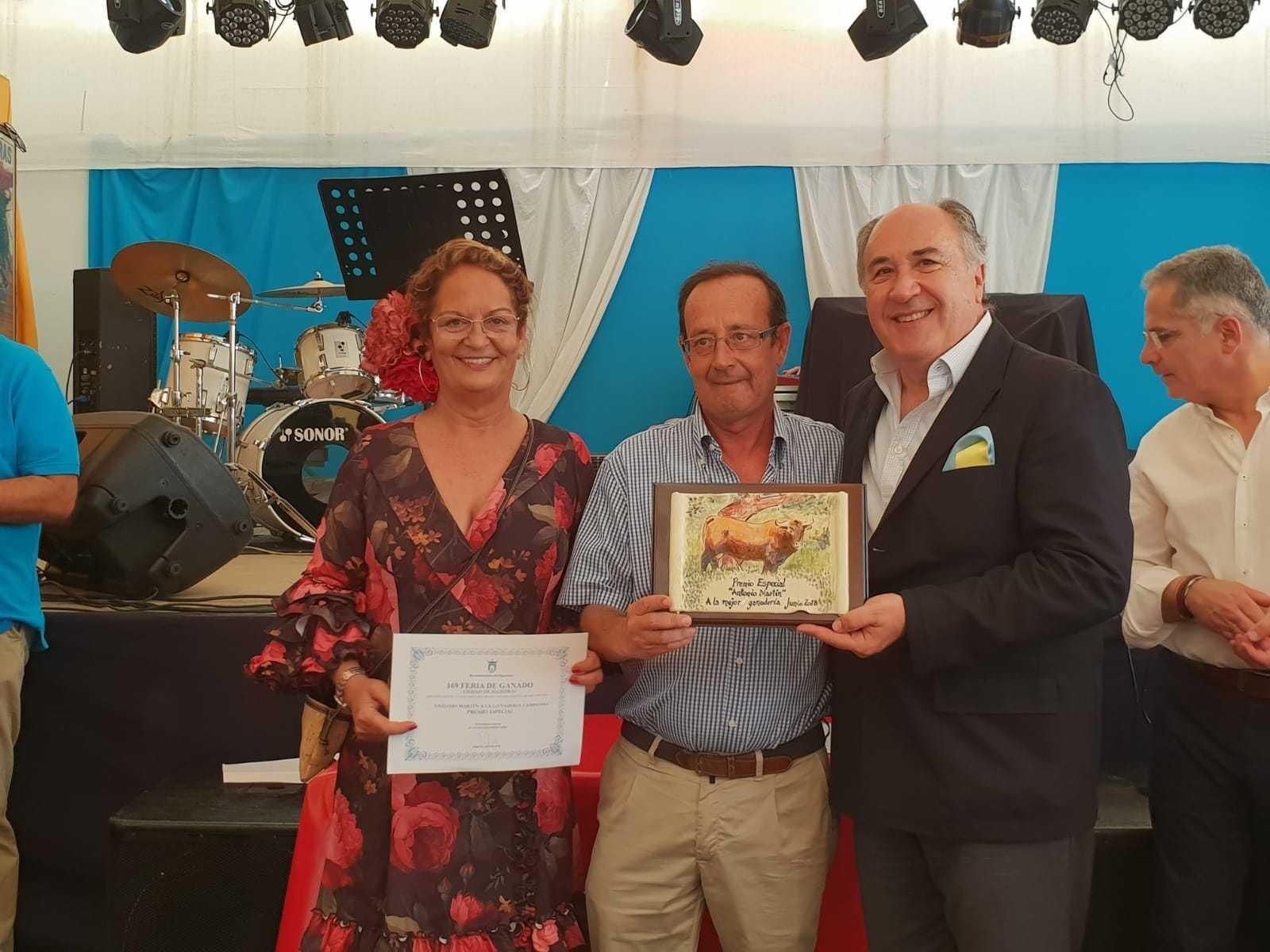 Juana Cid y José Ignacio Landaluce entregan el premio especial Antonio Martín de la feria ganadera, ayer.
