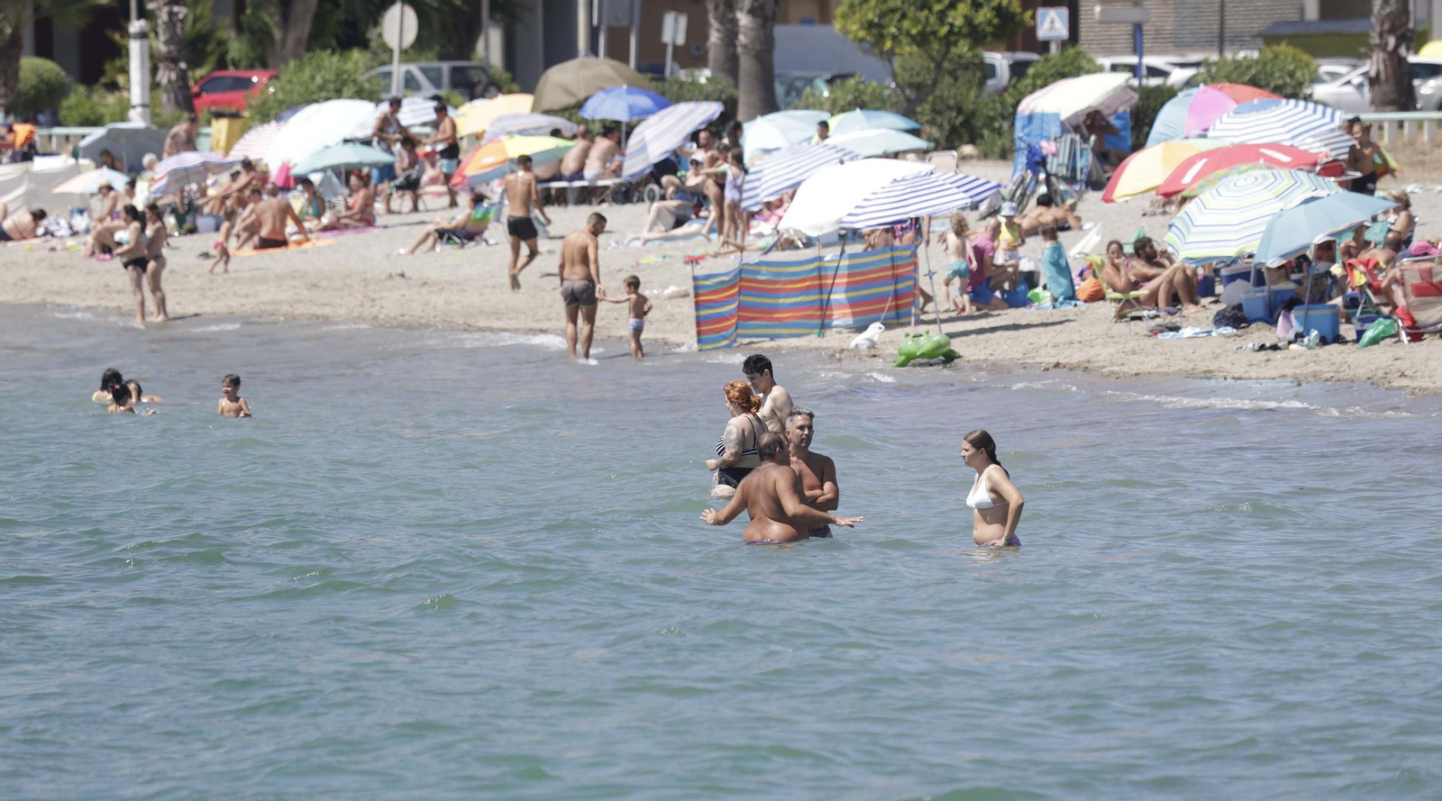 Fotos del primer domingo de julio en las playas de La Línea