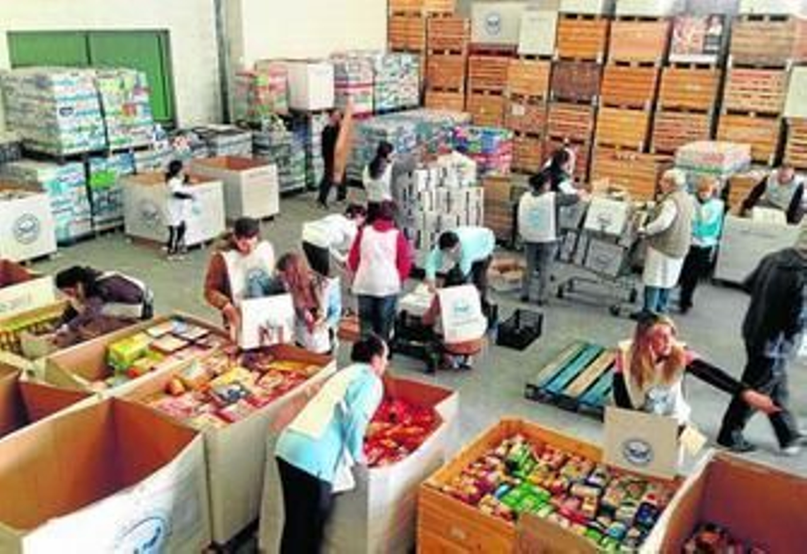 Voluntarios del Banco de Alimentos organizando la comida recabada durante la Gran Recogida.