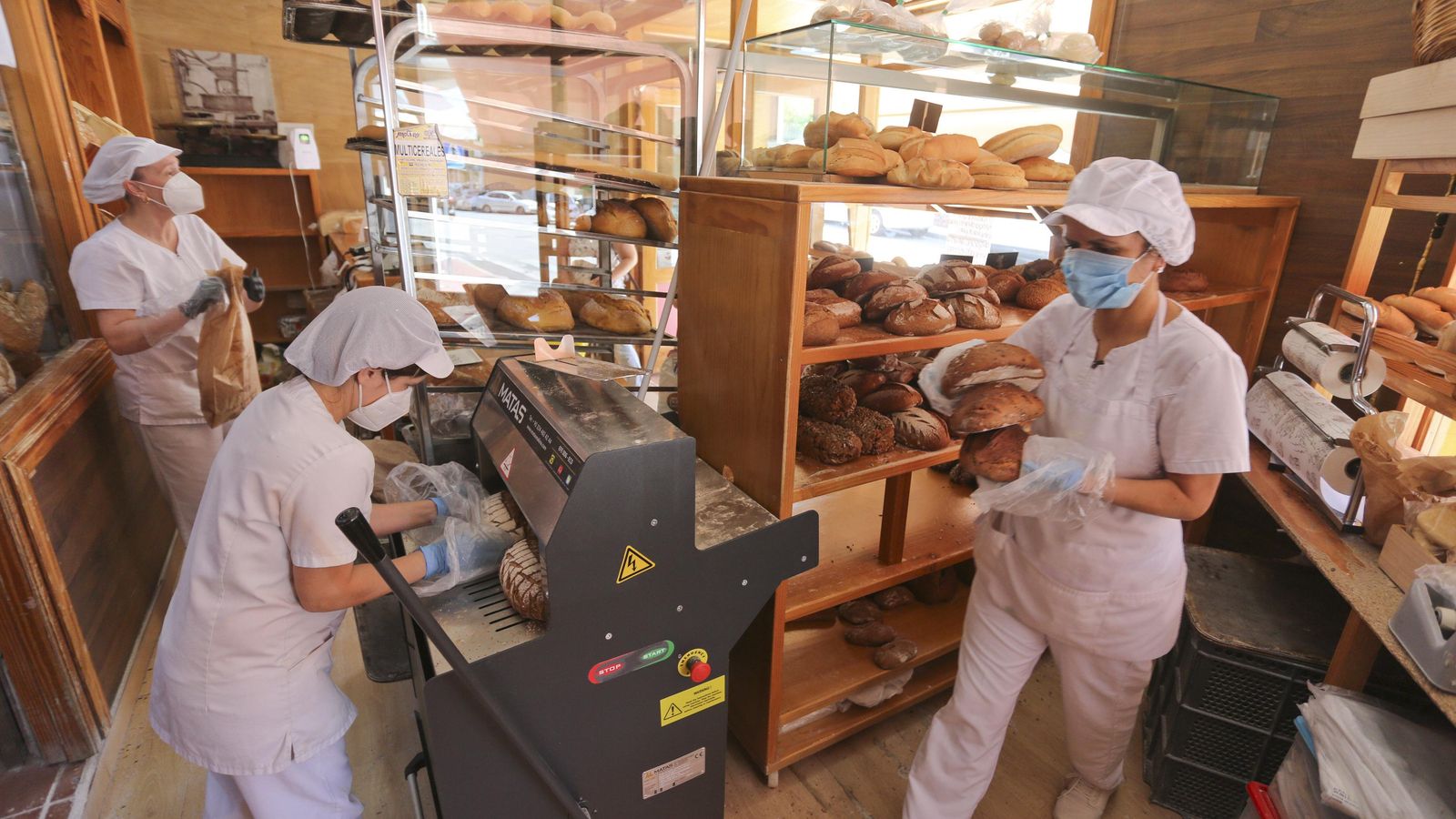 Algunos de los trabajadores de la panadería.