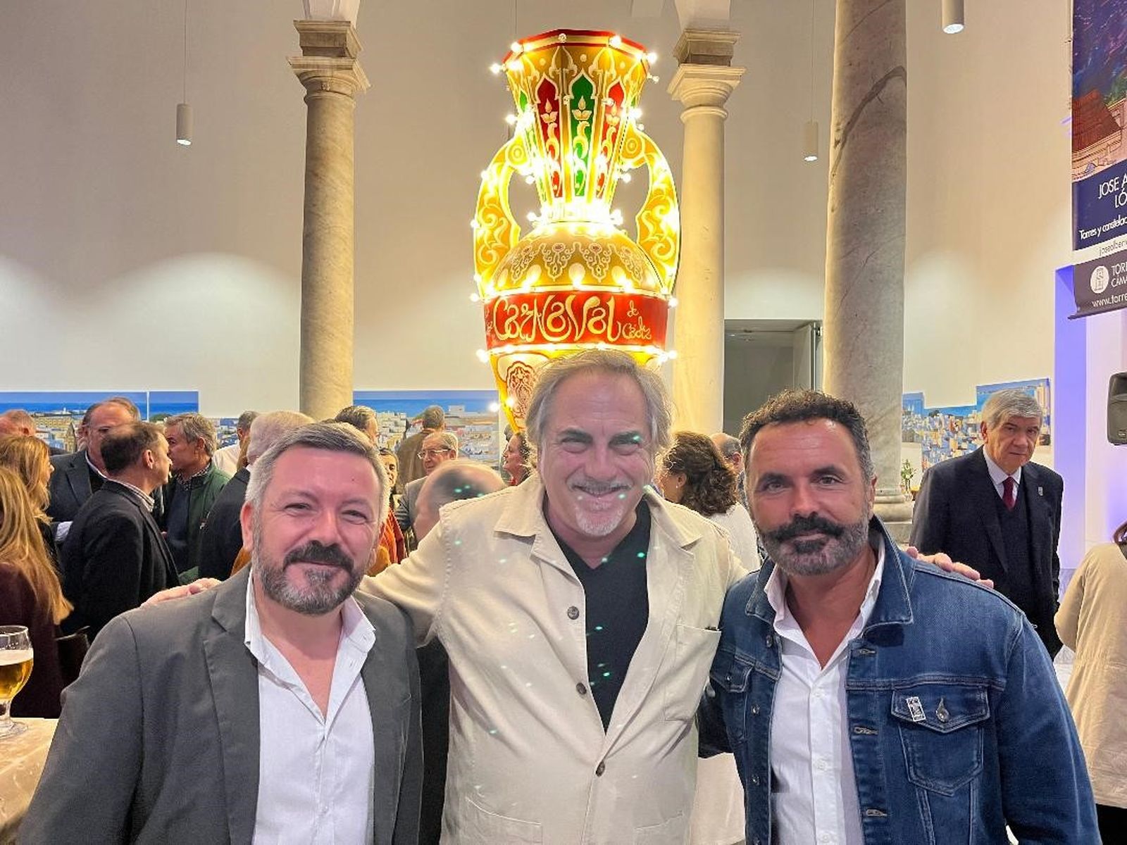 Pedro Espinosa, el carnavalero José Luis García Cossio  y el artista José Montero.