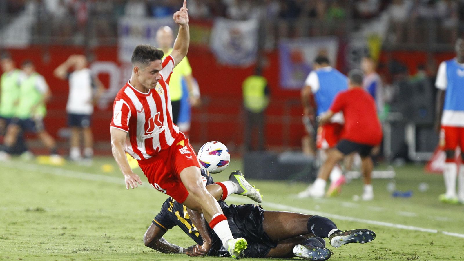 Sergio Arribas es derribado por un rival durante la visita del Real Madrid.