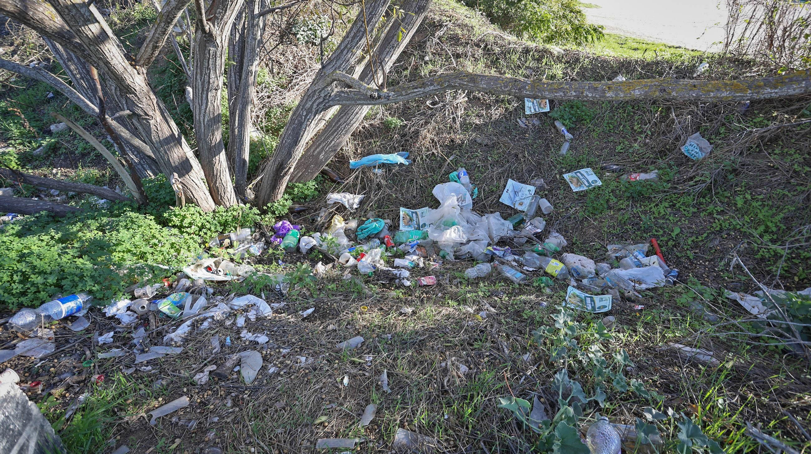 Basura, cochambre y escombros en Chapín