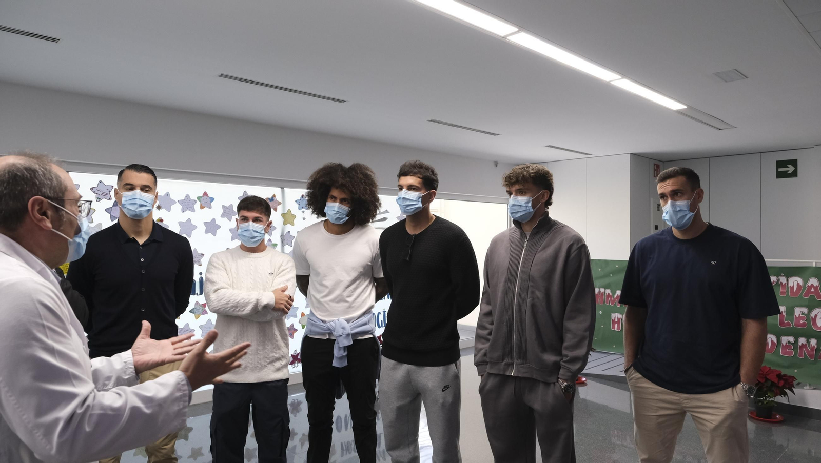 Las imágenes de la visita de los jugadores del Almería a los niños de Torrecárdenas