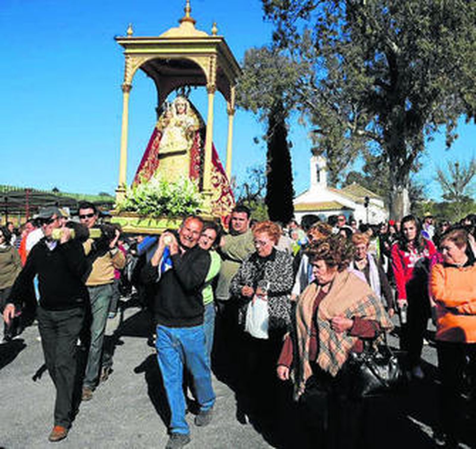 Desfile de la Virgen de las Cruces en su camino hacia El Guijo.