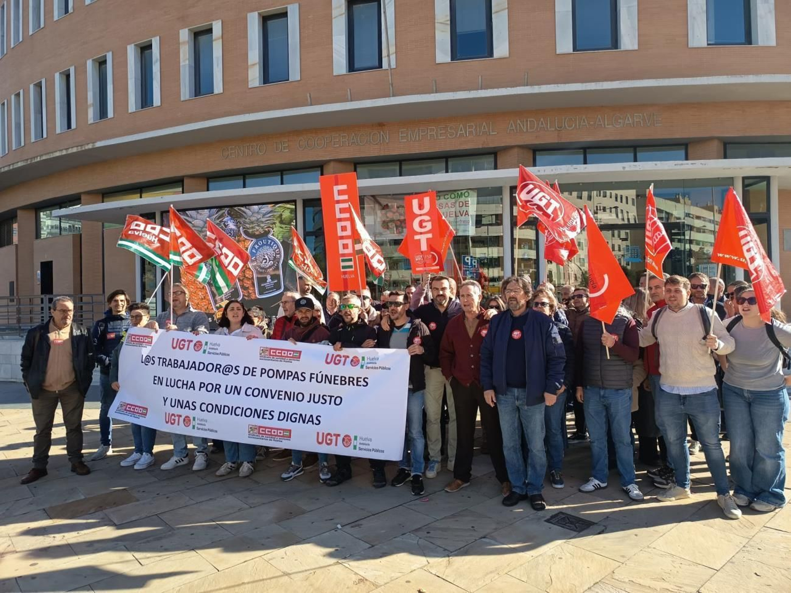 Concentración de trabajadores del Sector de Pompas Fúnebres y Tanatorios de Huelva junto a UGT y CCOO en las puertas de la FOE.