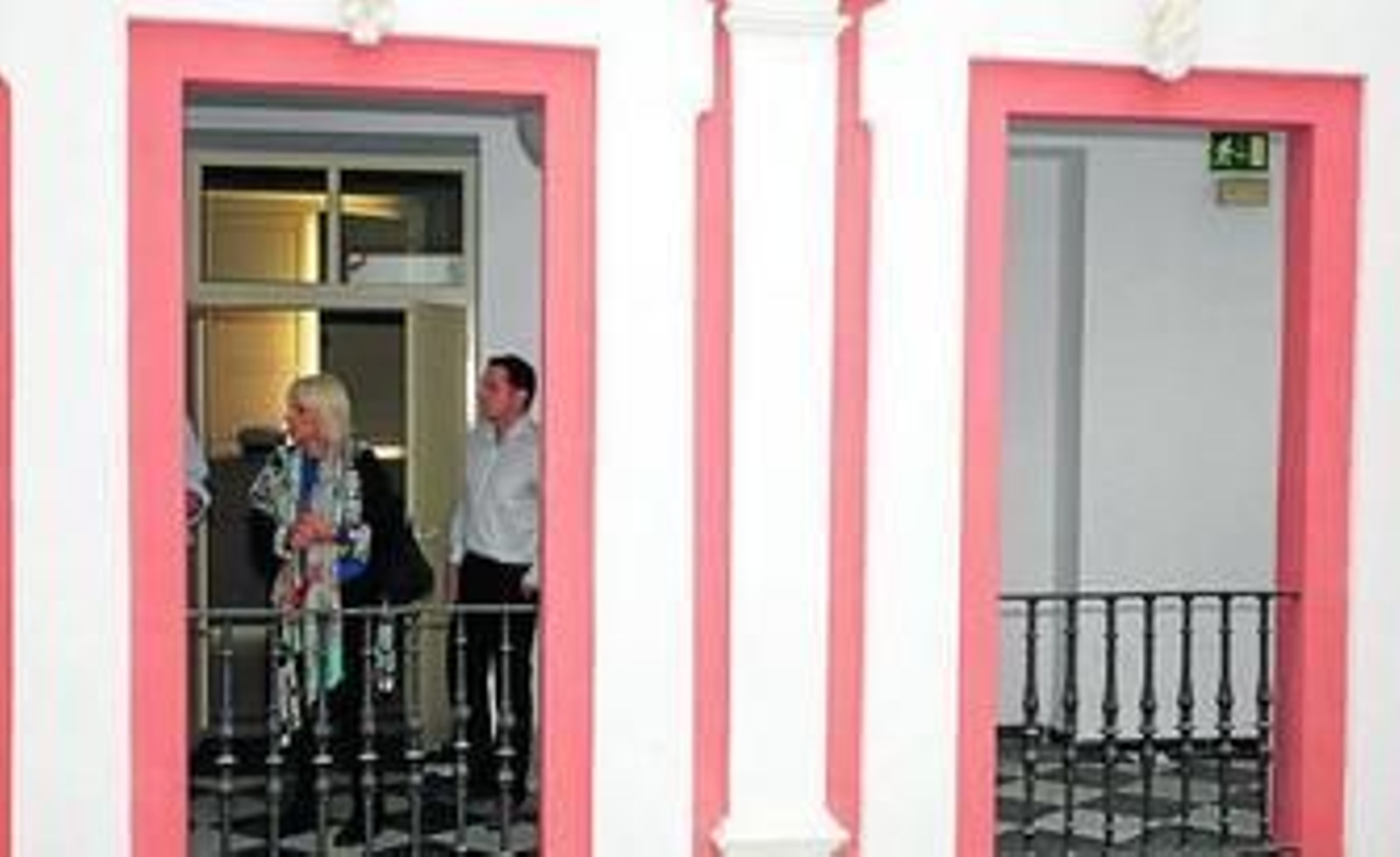 La alcaldesa durante su recorrido por las distintas dependencias del Palacio de Recaño.