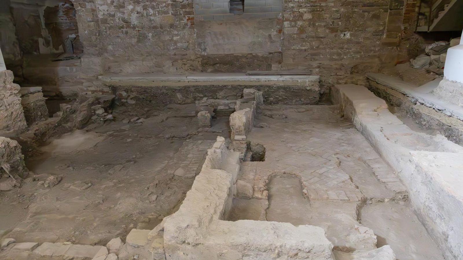 Restos arquológicos dentro de la iglesia.