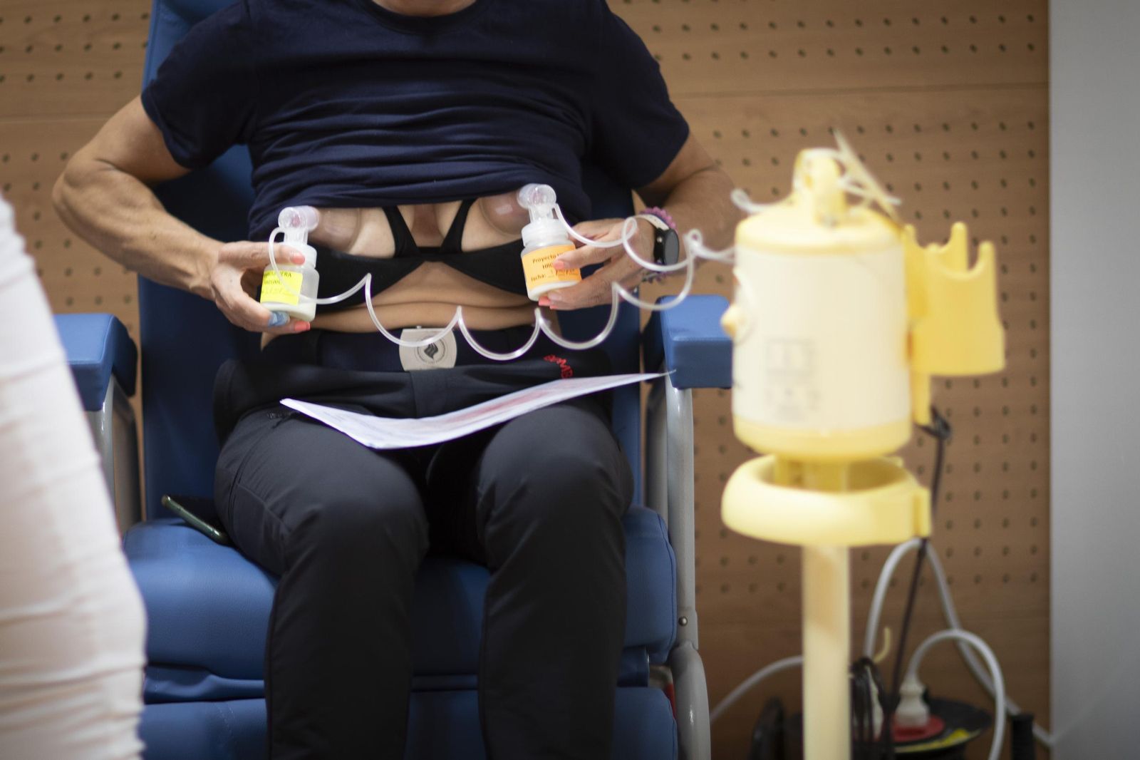 Una mujer dona su leche al Proyecto HERA