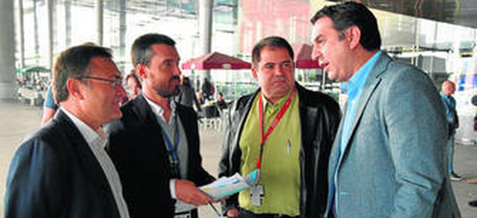 El consejero de Turismo critica el bajo uso de la segunda pista del aeropuerto