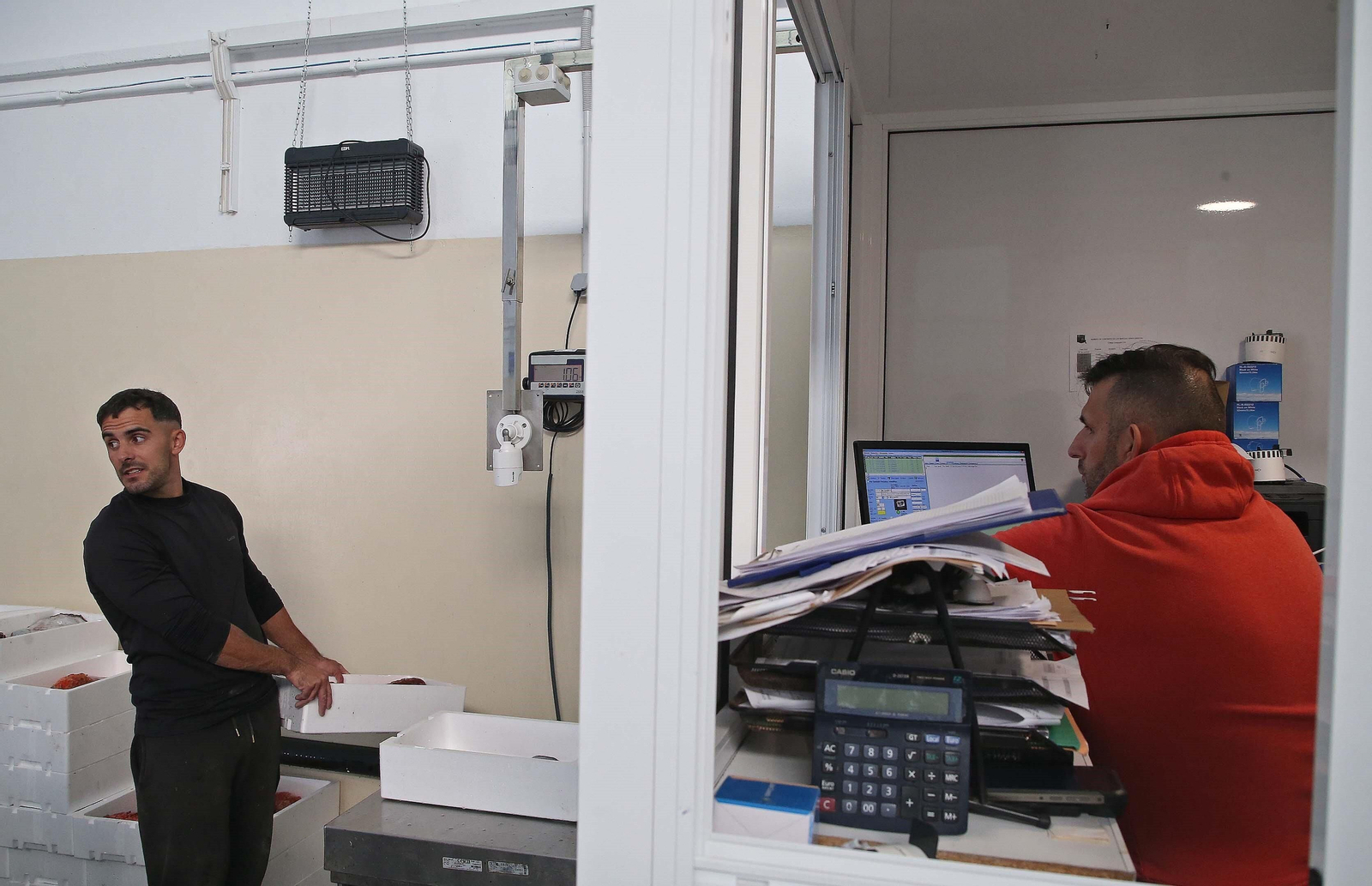 El marinero Jonathan Sánchez descarga en la lonja de La Línea.