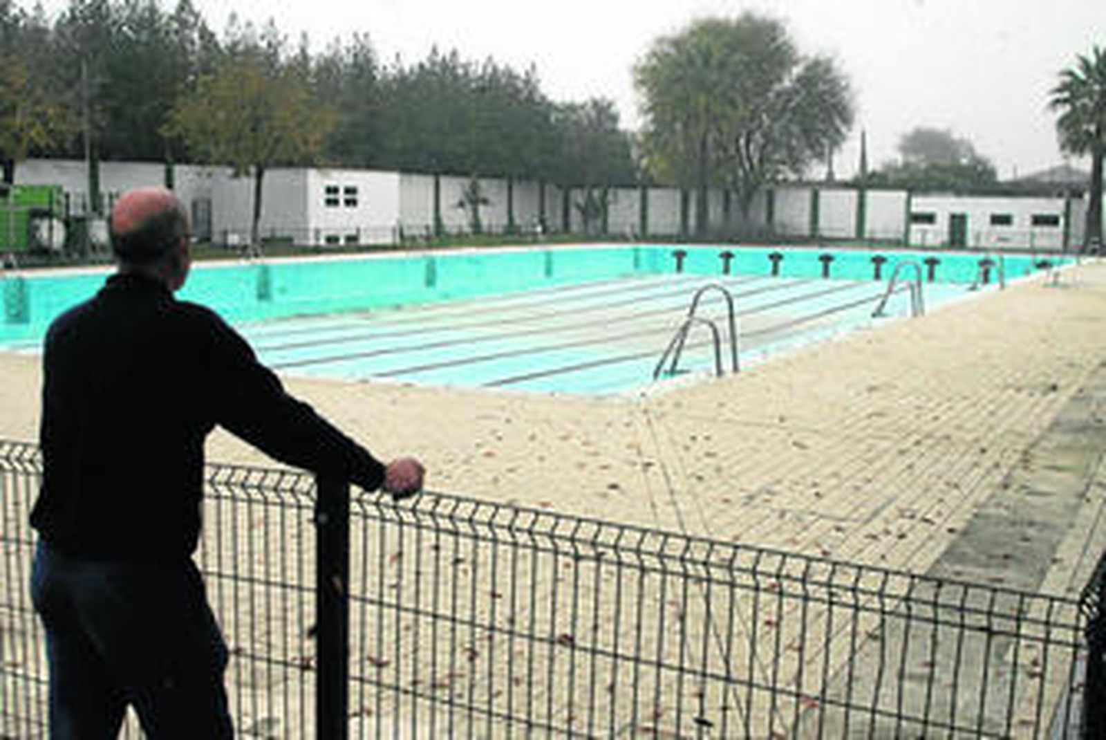 La piscina de Los Palacios y Villafranca, que, de nuevo, no se cubrirá este invierno por la falta de fondos del Consistorio para su mantenimiento.