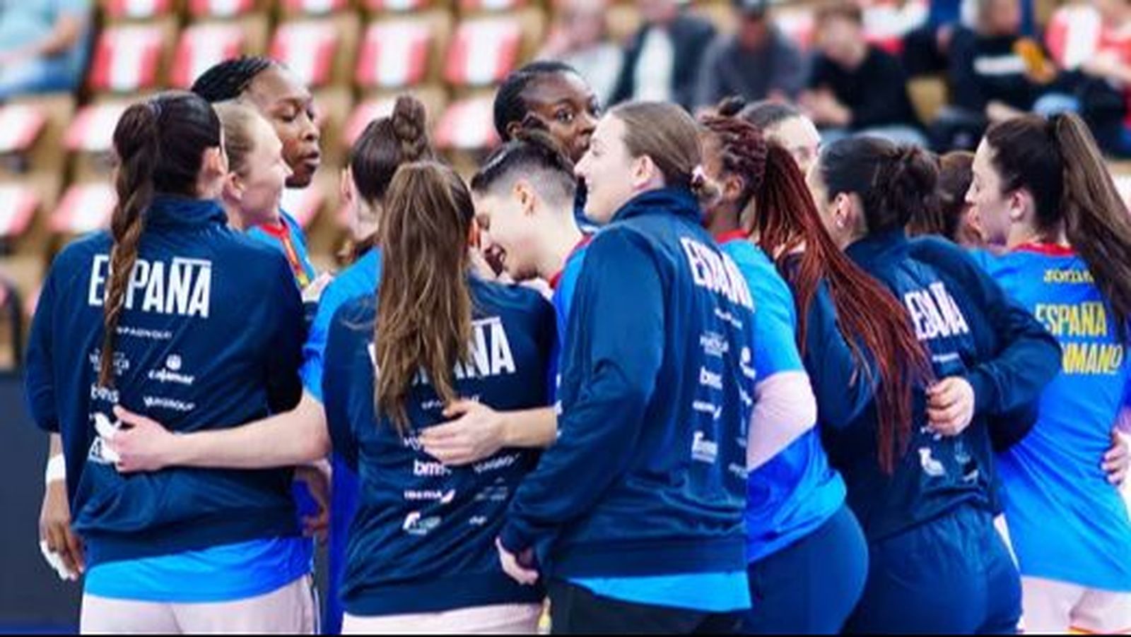 Las jugadoras de la selección española hacen piña antes del encuentro