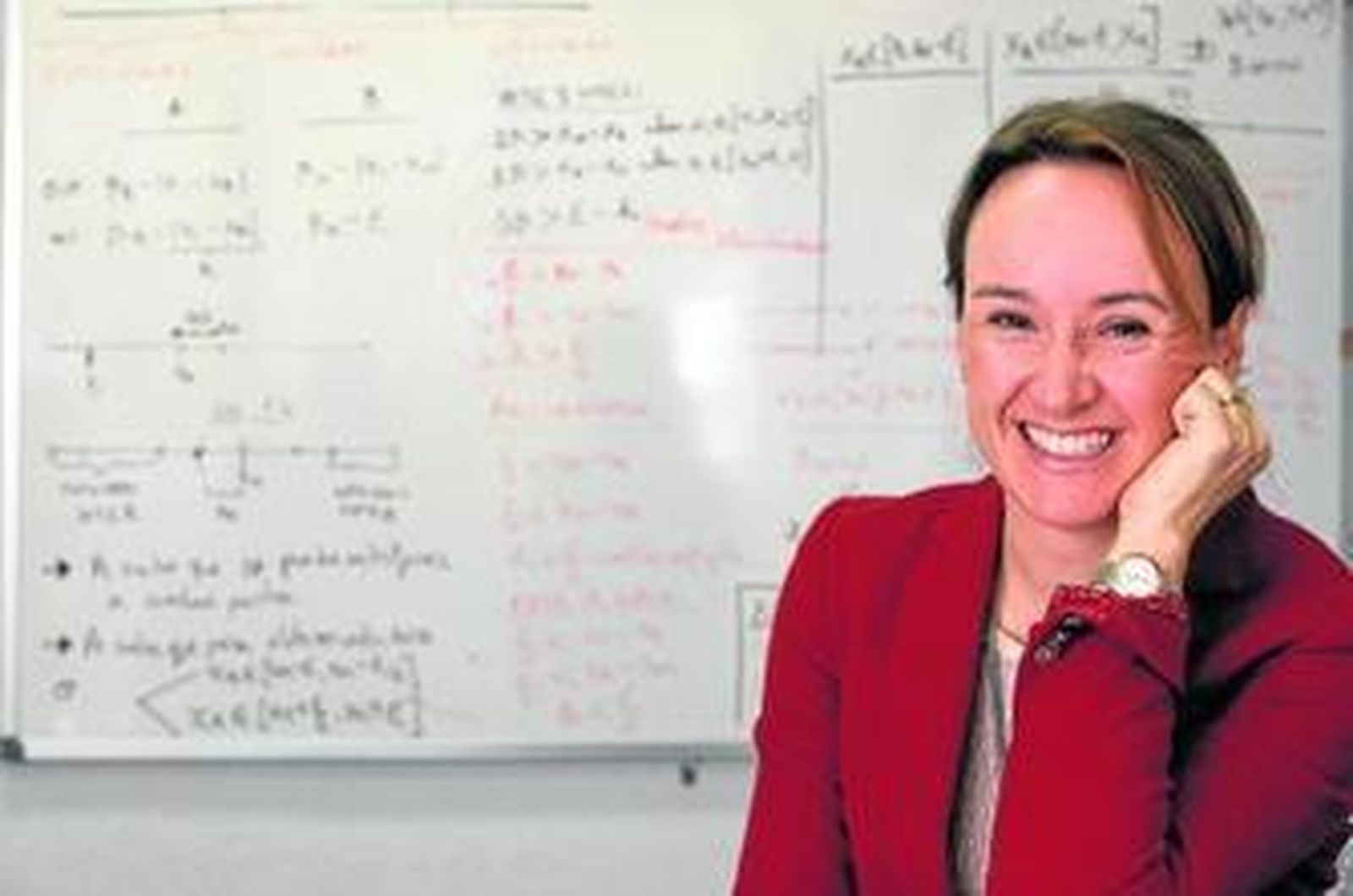 Socorro Puy en su despacho, ante una pizarra con múltiples cálculos matemáticos.