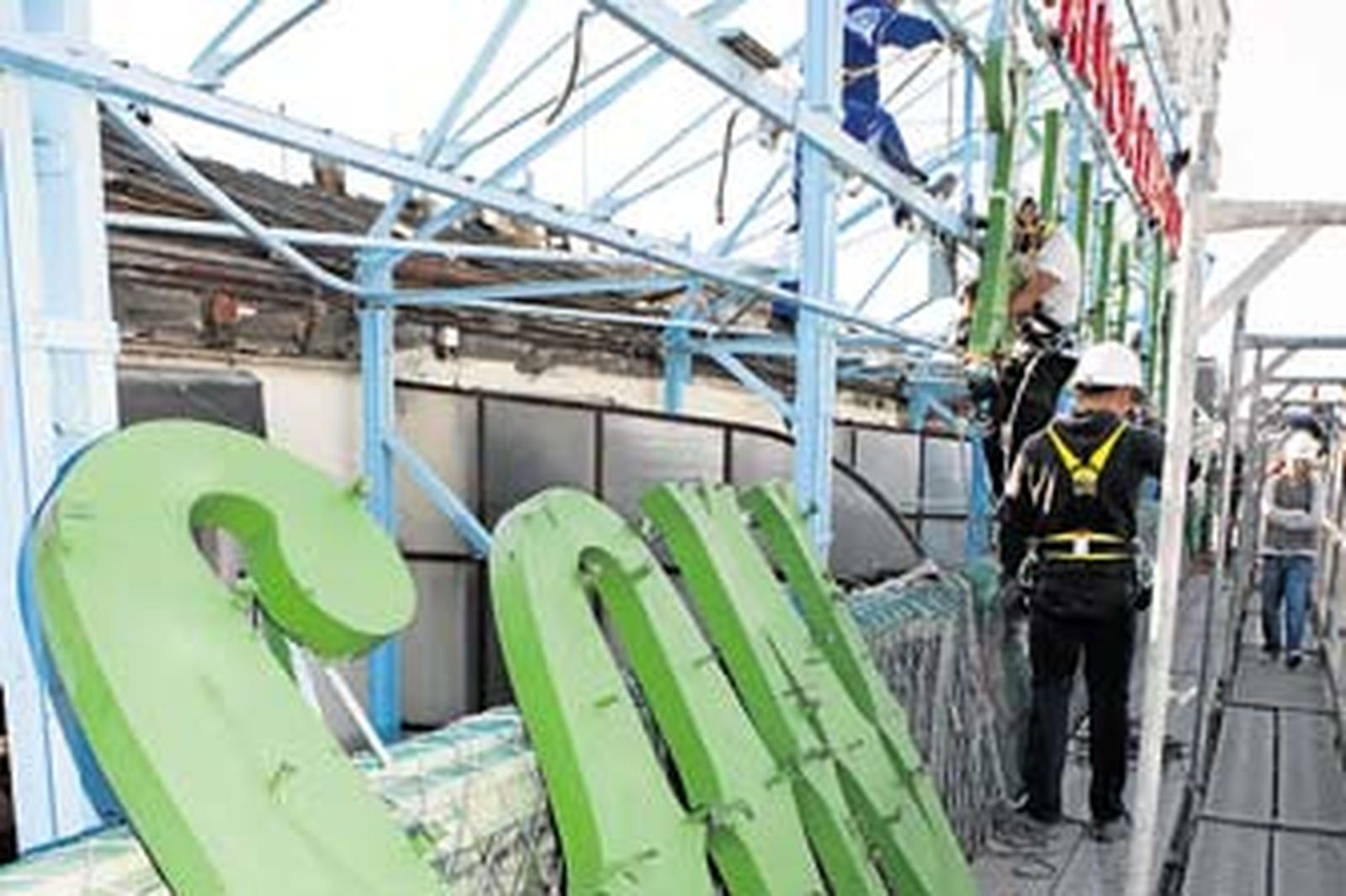 Imagen de la retirada del luminoso de Tío Pepe, en abril de 2011.