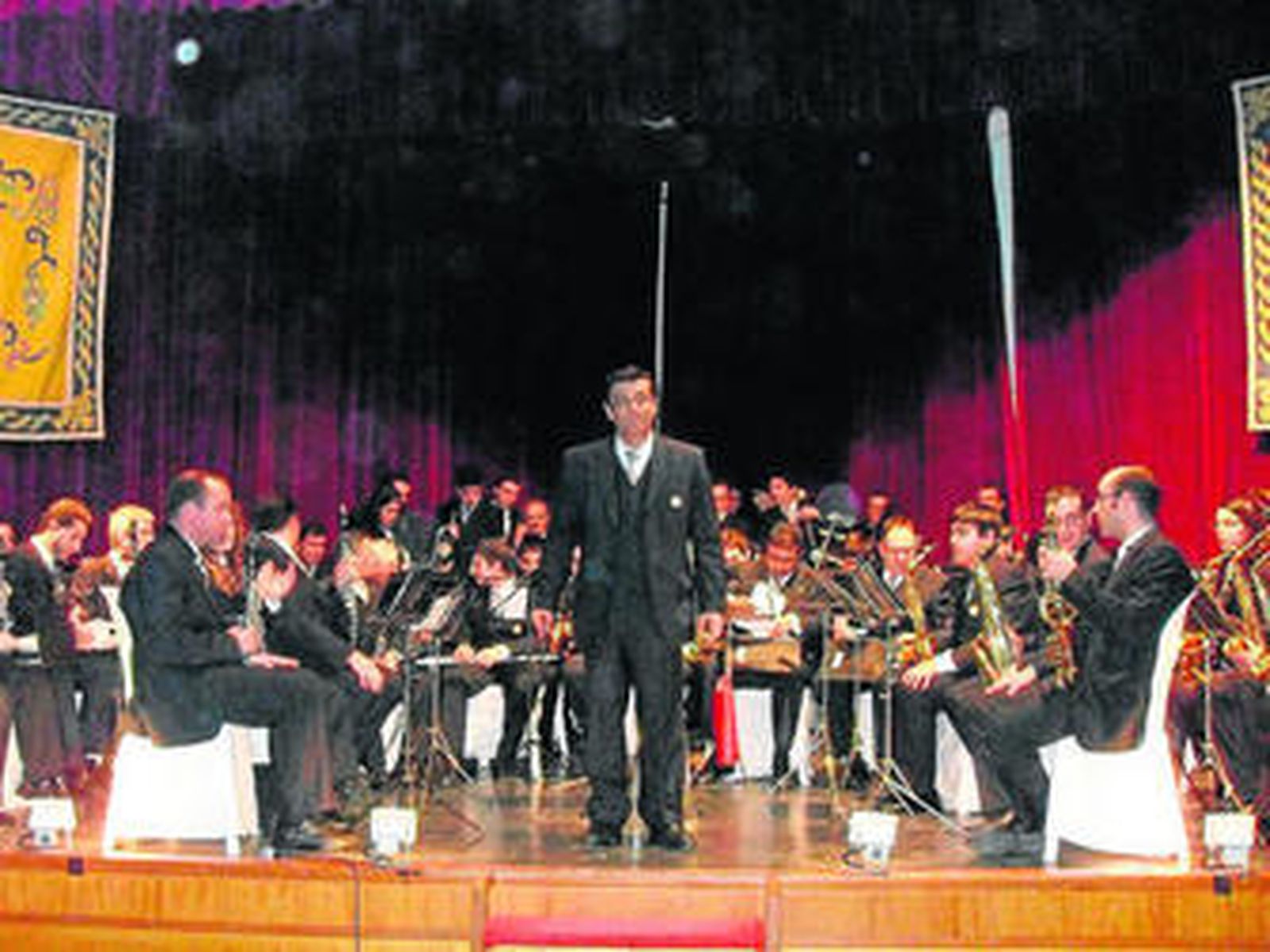 Los integrantes de la Banda Municipal de Música de Bollullos, durante una de sus intervenciones.