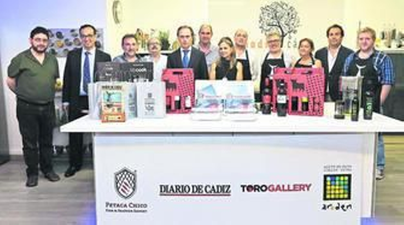 Los cuatro finalistas del concurso, junto con los miembros del jurado y los patrocinadores del certamen.