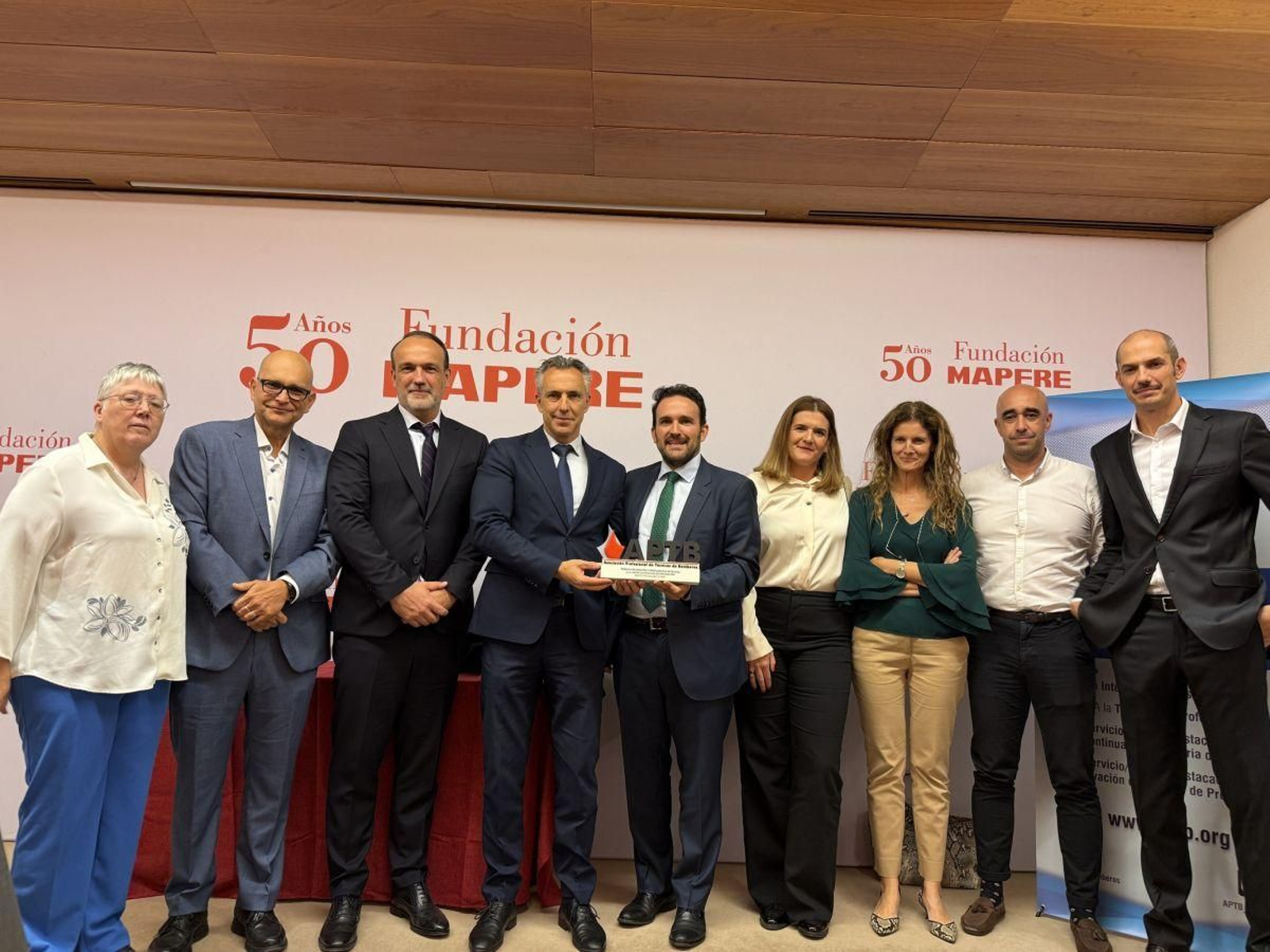 De izquierda a derecha: Gema Álvarez, docente en Instituto Galeno Xtart Arganda; Andrés López, responsable Área Emergencias y Protección Civil en Xtart Murcia; Alejandro Codina, director general FP Grupo UAX; Carlos Novillo, consejero de Medio Ambiente, Agricultura e Interior en la Comunidad de Madrid; Juan Pampillón, director en Instituto Galeno Xtart Arganda; Beatriz Carmona, jefa de Estudios de Emergencias y Protección Civil en Instituto Galeno Xtart Arganda; Ana Baquera, coordinadora del Grado en Emergencias y Proteción Civil en Instituto Galeno Xtart Arganda; Ruben Guillén, docente en Instituto Galeno Xtart Arganda; y Tomás Vidal, coordinador Ciclos Emergencias y Protección Civil en Xtart Murcia.
