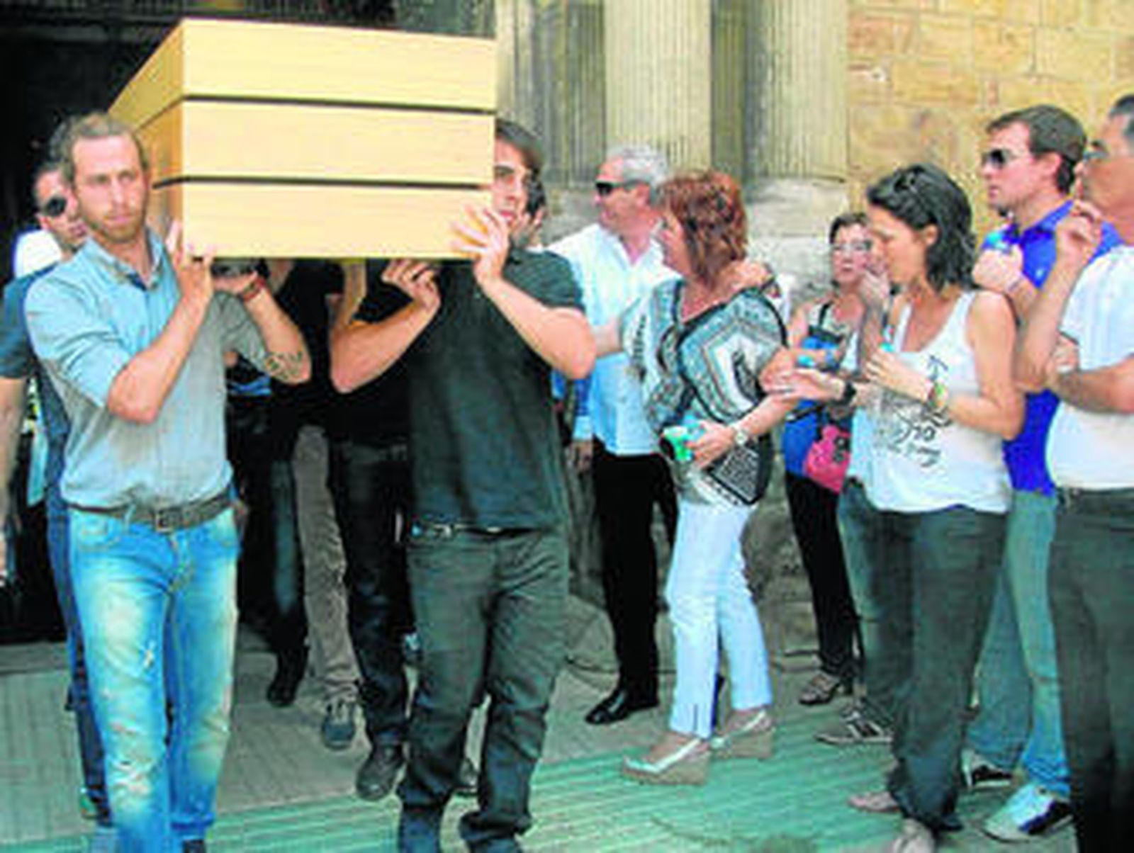 El féretro con los restos de Miki Roqué, al salir de la iglesia de Santa María de Valldeflors.