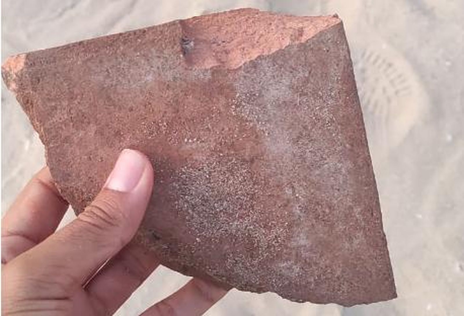 Una imagen de la piedra que impactó con fuerza contra la cabeza de la joven portuense.