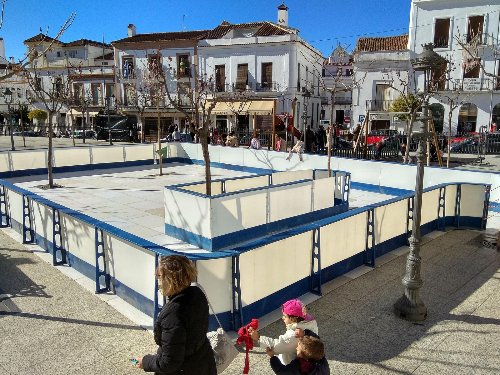 La pista de patinaje que se ubica en la plaza Marqués de Aracena tiene una superficie de 180metros.