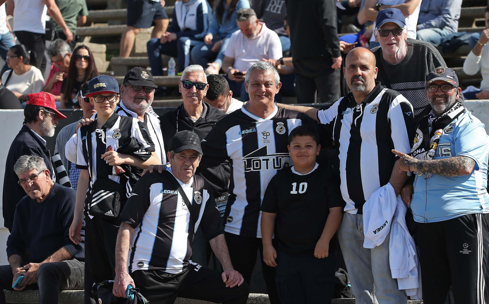 Fotos de la afición durante el Balona - Badajoz en el estadio municipal de La Línea
