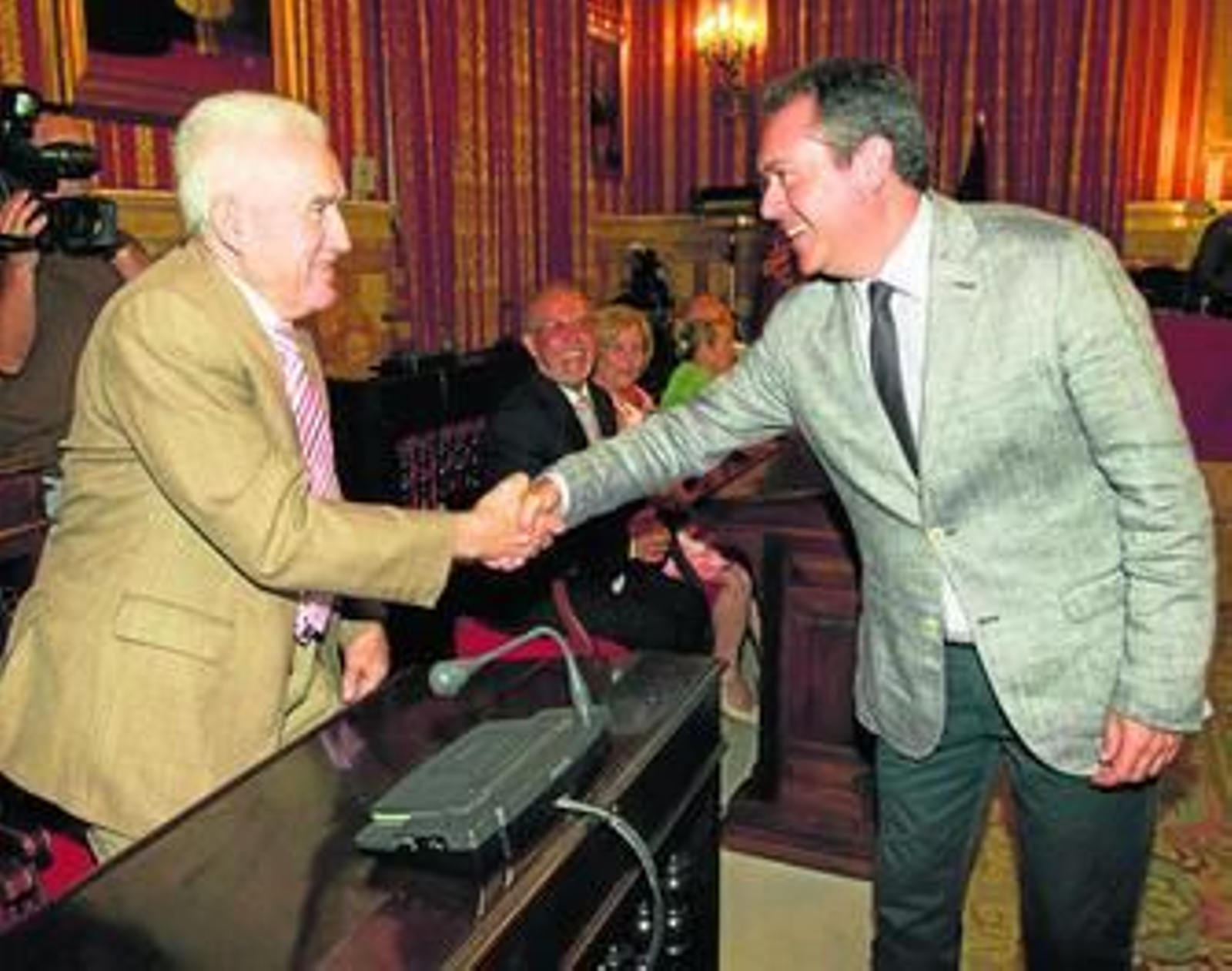 Zoido hace un guiño a la izquierda con un pacto que sólo ofrece políticas continuistas Zoido hace un guiño a la izquierda con un pacto que sólo ofrece políticas continuistas
