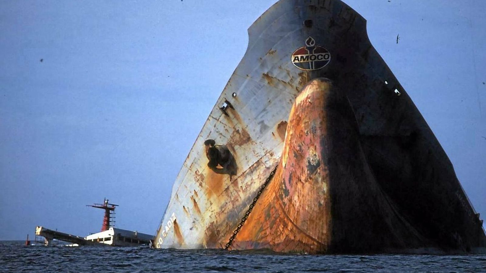 Restos del petrolero Amoco de Cádiz hundiéndose en las costas de la Bretaña.