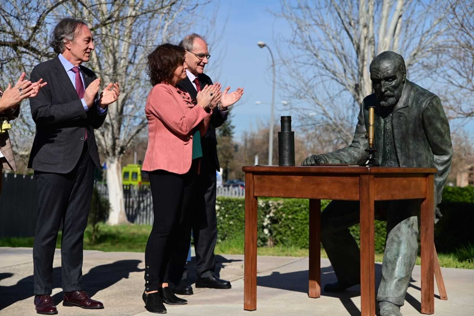 La consejera al descubrir la estatua del Parque de las Ciencias