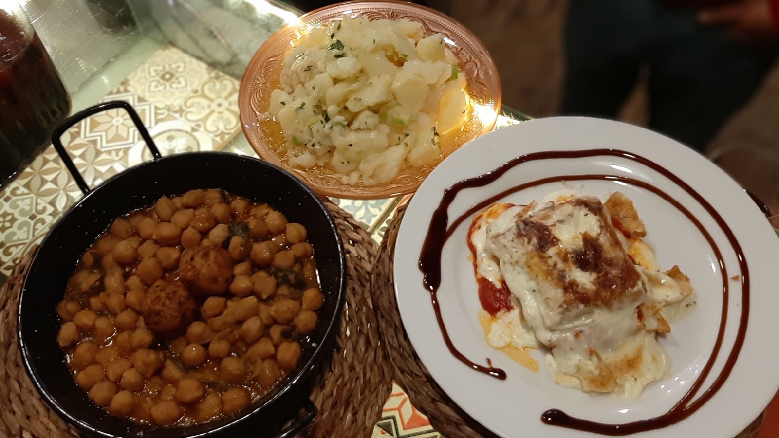 Potaje de garbanzos, 'papas aliñás' y hojaldre relleno de bacalao.