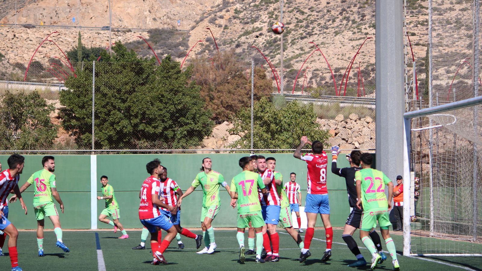 El meta malaguista se dispone a ir a por el balón antes de que remate Jay. El meta malaguista se dispone a ir a por el balón antes de que remate Jay.