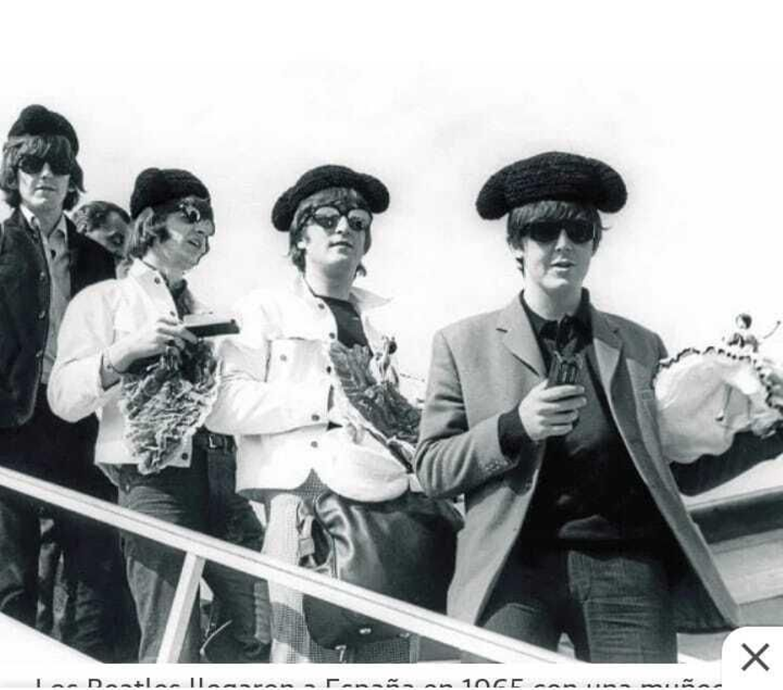 Icónica imagen de los Beatles en su visita a España, con una muñeca Marín en sus manos.