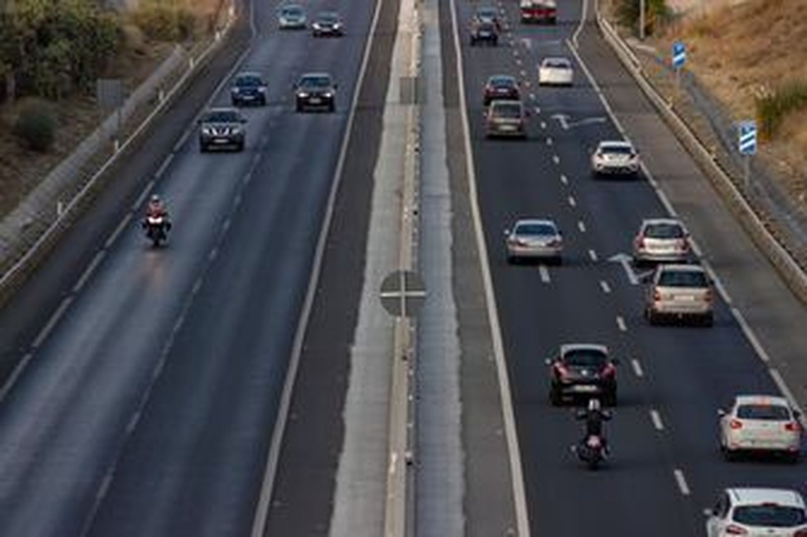 Cortado el carril izquierdo de la A-44 dirección Motril por un choque entre dos camiones