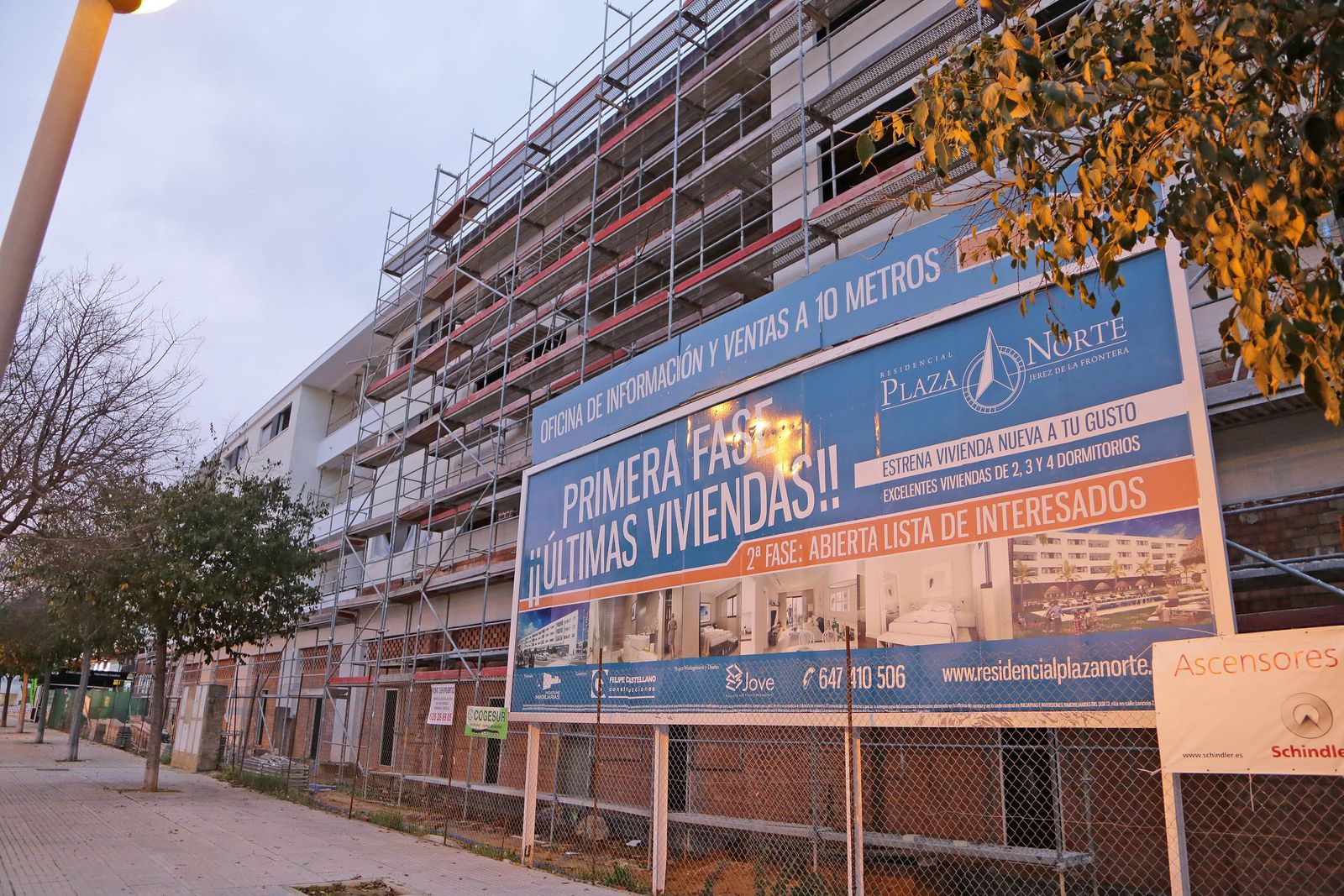 Imagen de una nueva promoción de viviendas en construcción en la avenida Caballero Bonald, en la zona norte.