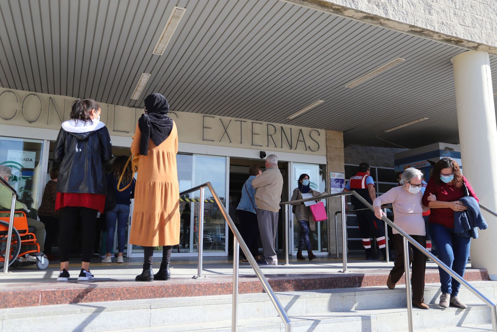 Inmediaciones del Hospital Juan Ramón Jiménez.
