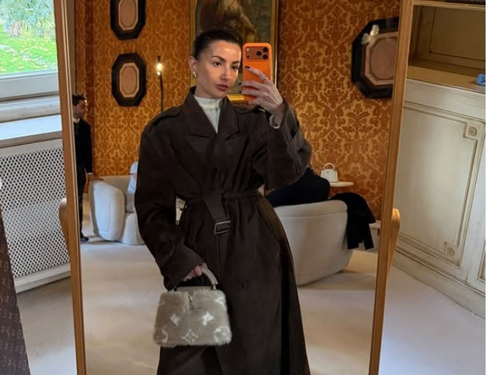 Los abrigos se vuelven cortitos y los diseños cambian las amplias solapas por los cuellos subidos.