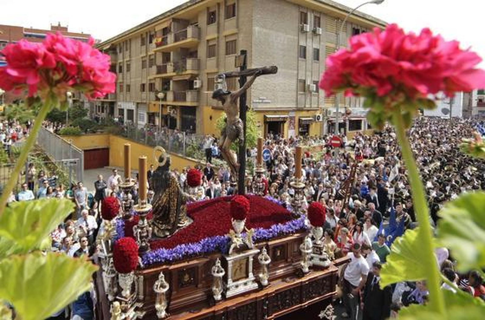 El paso del Cristo de la Buena Muerte acompañado por el público.

Foto: Antonio Pizarro