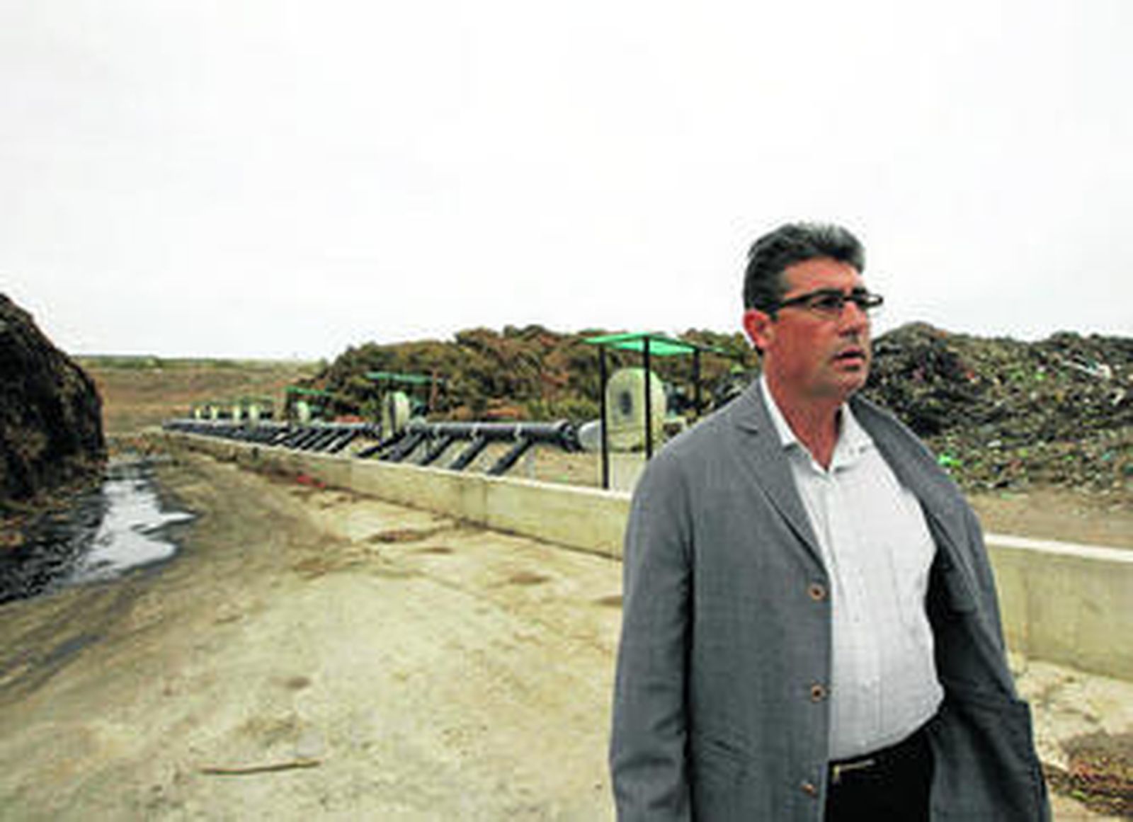 Antonio Ufarte, responsable de la planta de Albaida en La Mojonera, junto al sistema de ventilación y canalización de lixiviado.