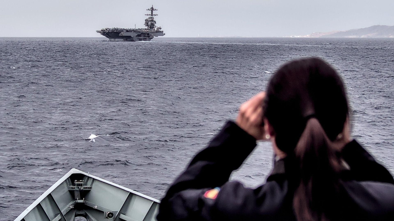 El mayor buque de guerra del mundo cruza el estrecho de Gibraltar rumbo al Caribe bajo la vigilancia de la Armada Española.