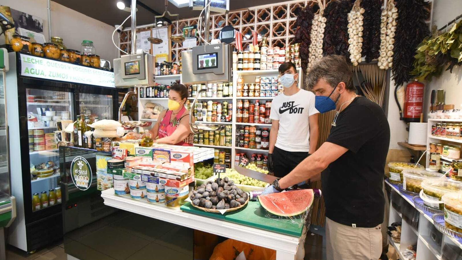 Trabajadores de un comercio de ultramarinos.
