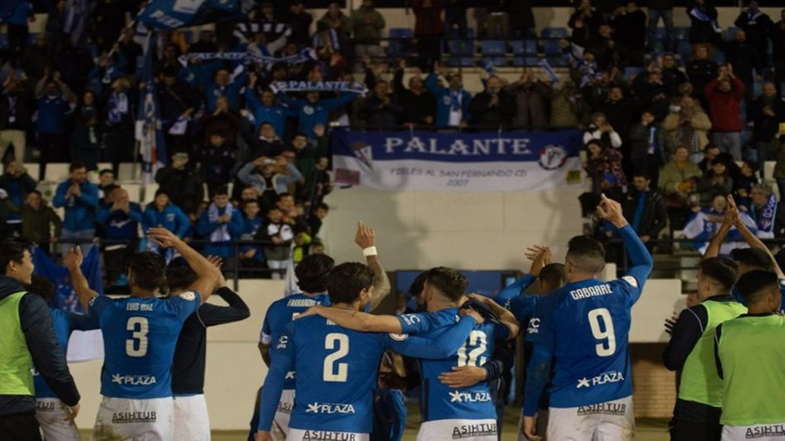 Los jugadores necesitan todo el respaldo de su masa social.