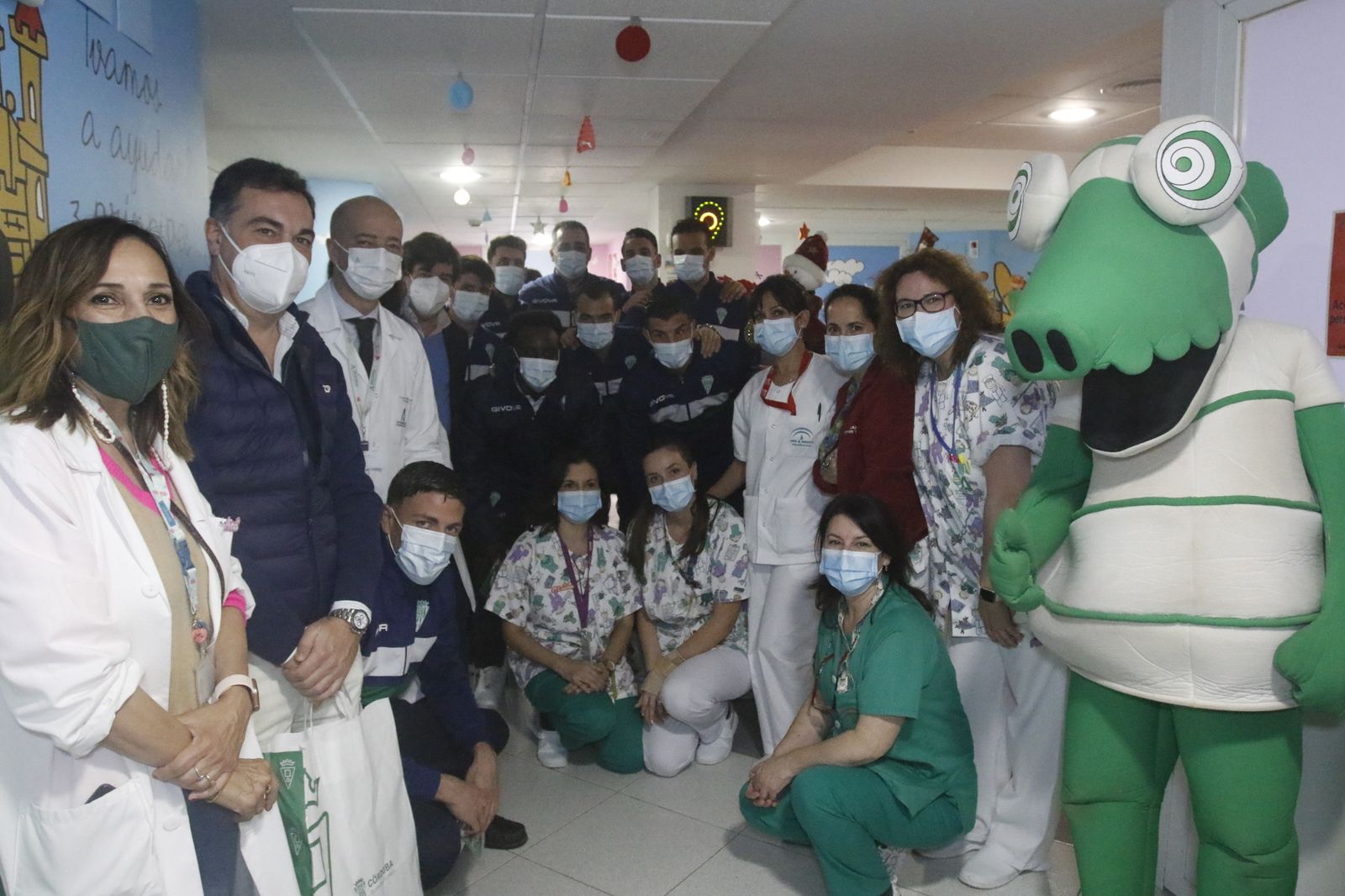La visita del Córdoba CF al Hospital Reina Sofía, en imágenes