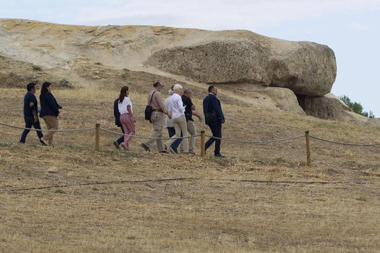 Margaret Gowen (3d), experta de un órgano consultivo de la Unesco, en su visita a los dólmenes.

Foto: M. H.
