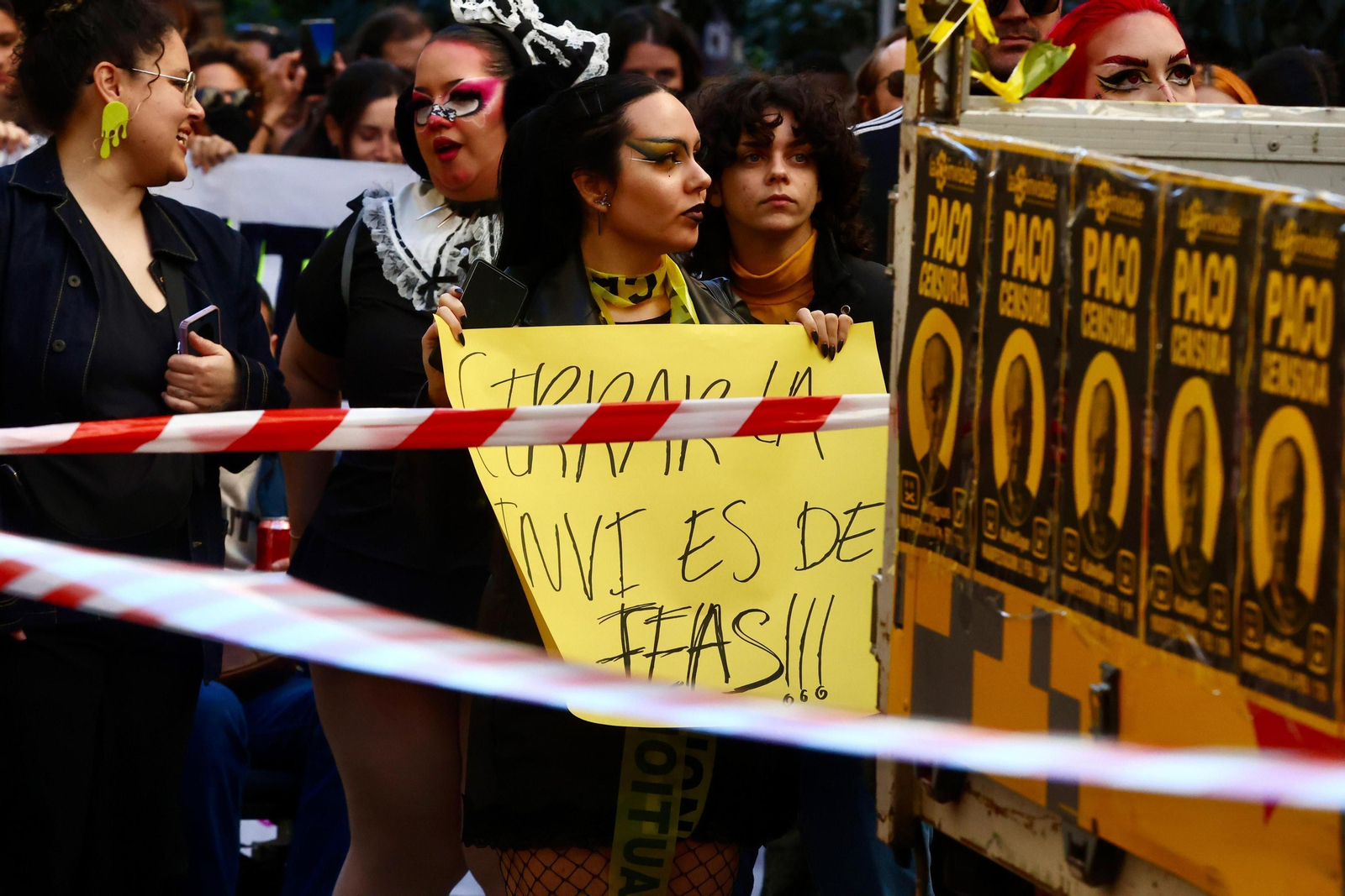 Cientos de personas salen a las calles de Málaga en apoyo a La Invisible, en fotos