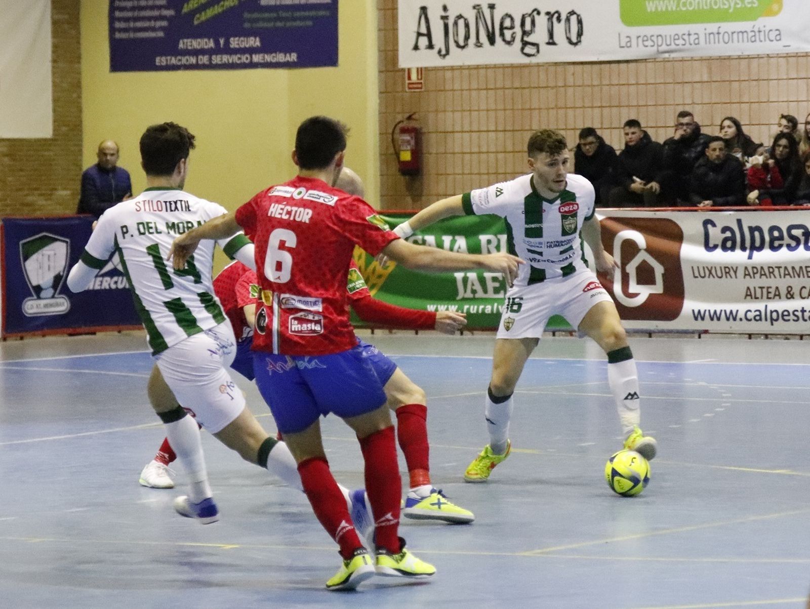 Cristian Cárdenas protege el balón ante la presión de un rival.