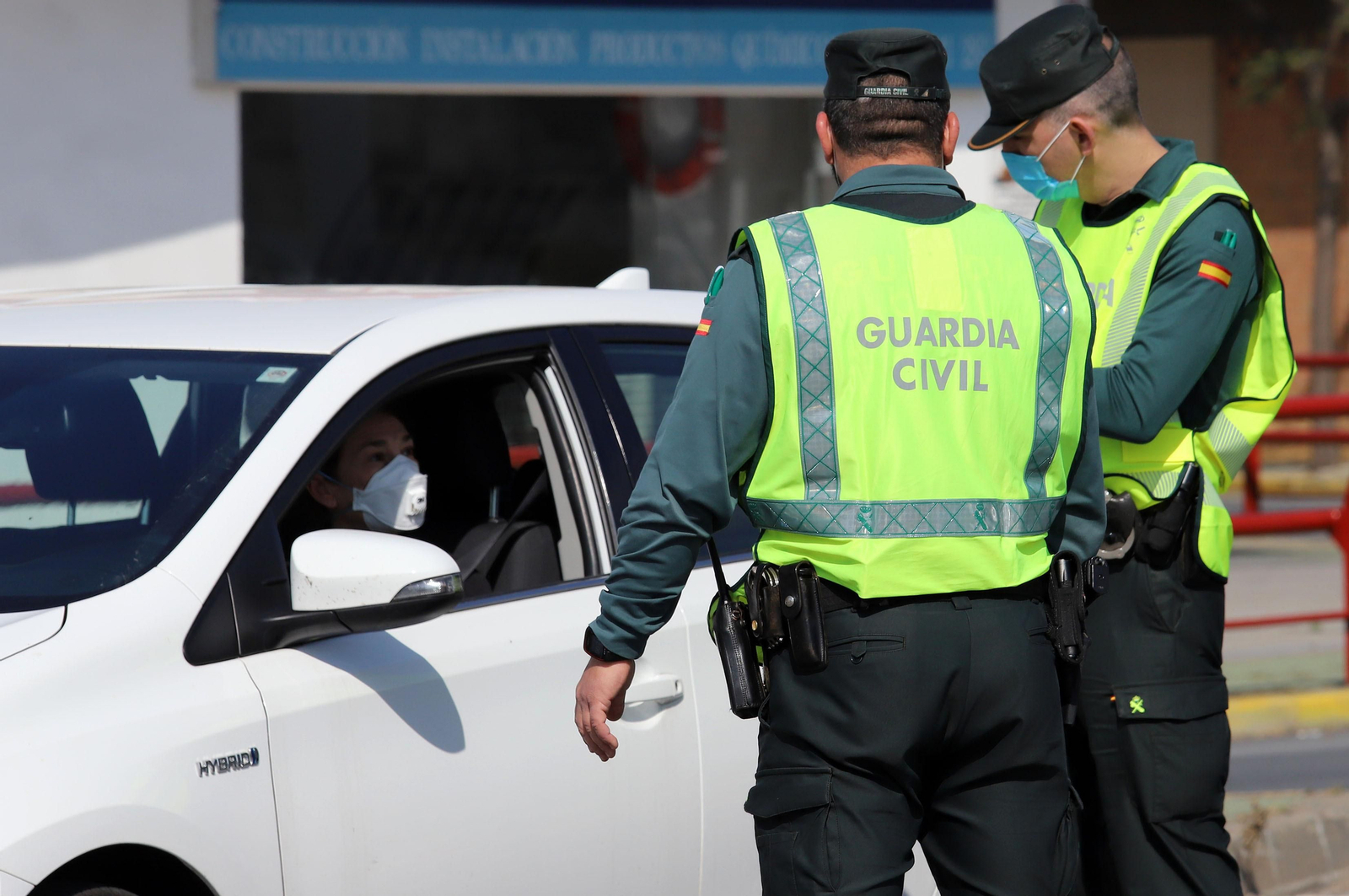 Imágenes de la Guardia Civil haciendo controles en Corrales para hacer cumplir el confinamiento