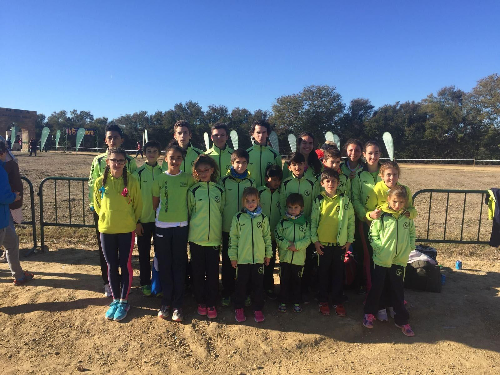 La expedición del Club Inmaculada, ayer en Itálica.