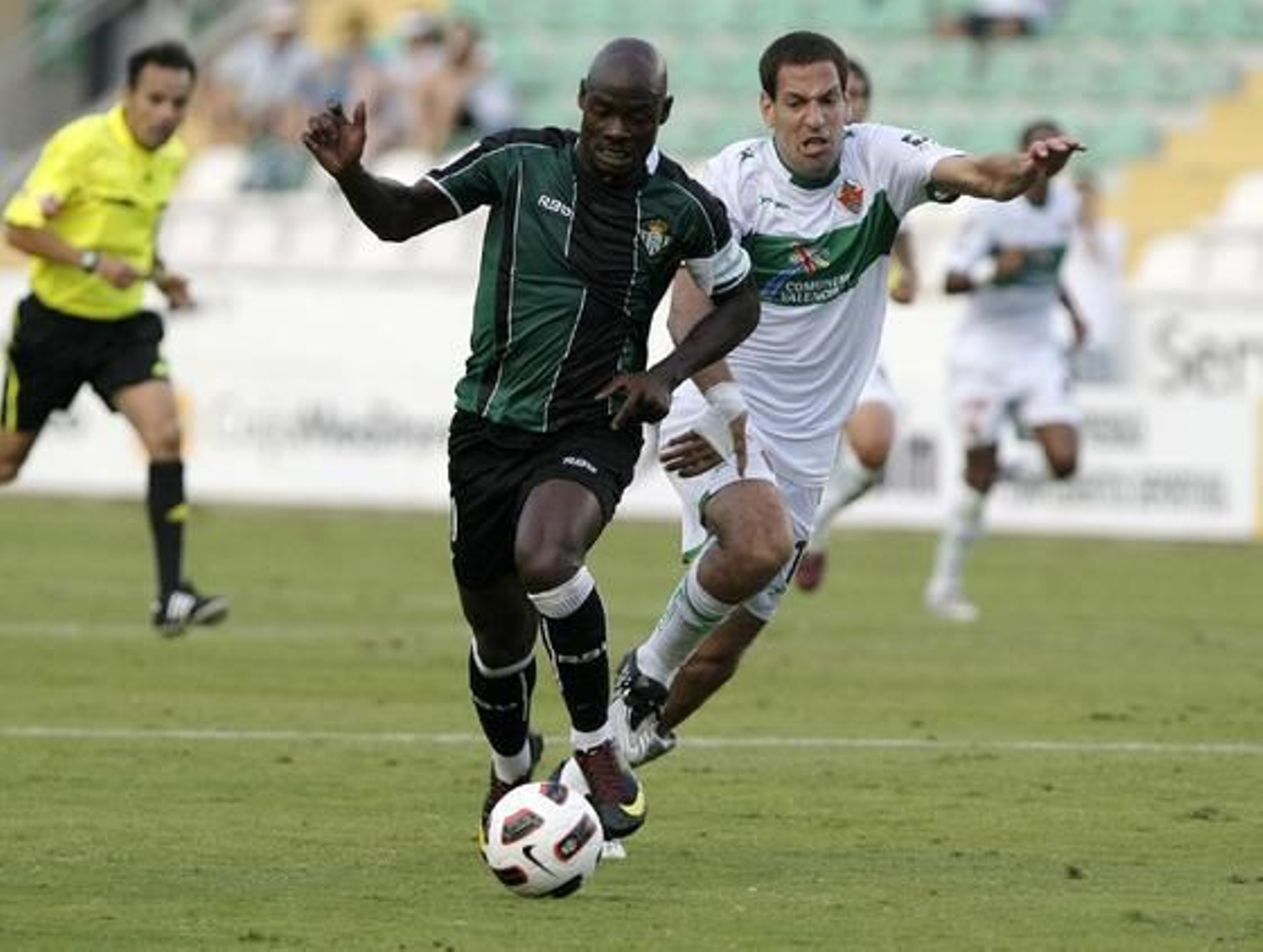 Emana avanza con la pelota controlada. / LOF