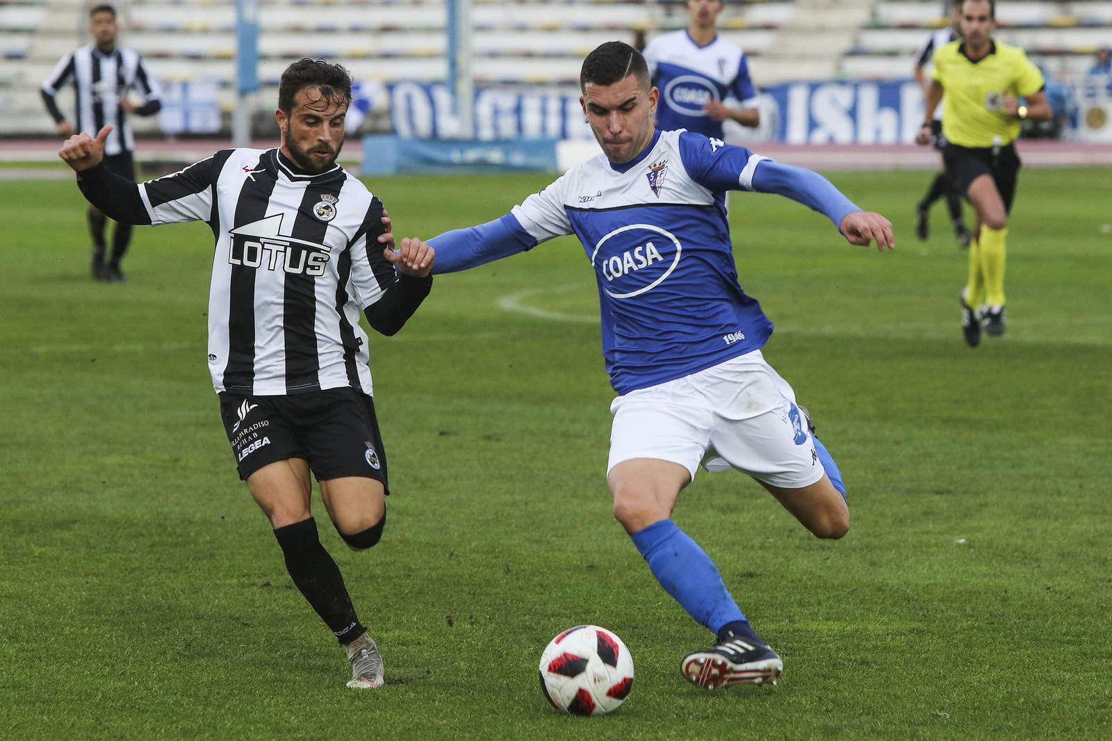 Gato pugna con un adversario en el San Fernando-Balona de la campaña pasada